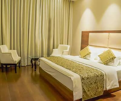 https://imgcld.yatra.com/ytimages/image/upload/t_hotel_yatra_city_desktop/v1484541167/Domestic Hotels/Hotels_Katra/Ganpati Hotel/Overview.jpg